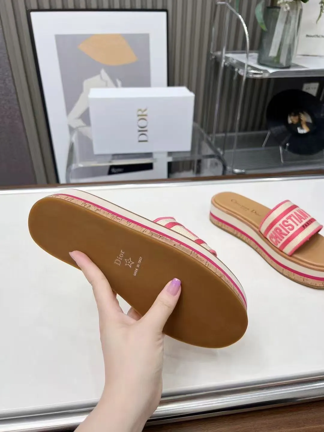 👟👟Ex-factory price 420👟👟 Dior's new spring and summer IVIETA DWAY jelly-colored flat-soled one-slip women's shoes with CD letter logo three-dimensional embroidery thick-soled round-toe open-toe slippers. The original version is developed to be the top version on the market. It feels soft and delicate on the feet and is extremely comfortable. Material: Upper imported raffia electric embroidery high-temperature water-soluble cotton technical fabric + water-dyed cowhide foot pad lining + original consistent combination outsole Outsole: original outsole Size: 35-42 (40.41.42 custom-made, non-refundable and non-exchangeable)